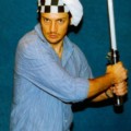 Nathan Fillion avec un sabre laser