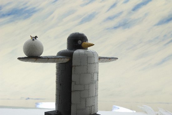 On pourra croiser aussi ce genre de trouvaille : un robot géant qui fabrique des boules de neiges à propulser. What else ?