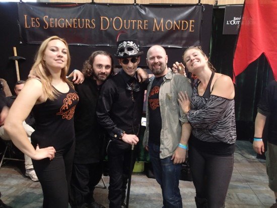 Sur le stand de "La légende de l'Outre monde" ... Vous ne connaissez pas encore ? Ne vous inquiétez pas, AMHA se charge de réparer cela dans un prochain article !