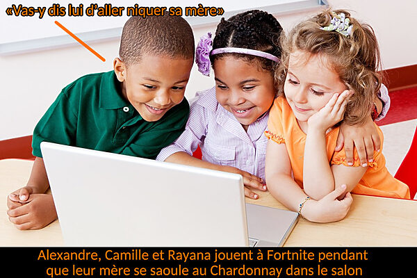 3 enfants devant un PC